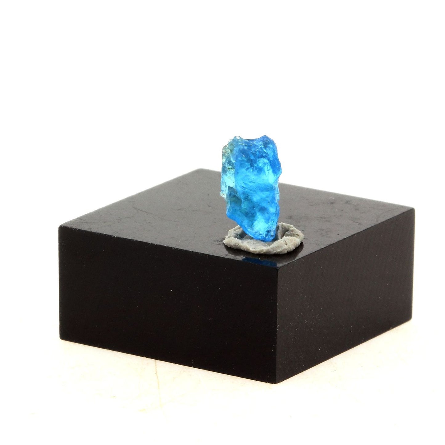 Apatite bleu neon. 0.74 carats. Betroka, Anosy, Madagascar