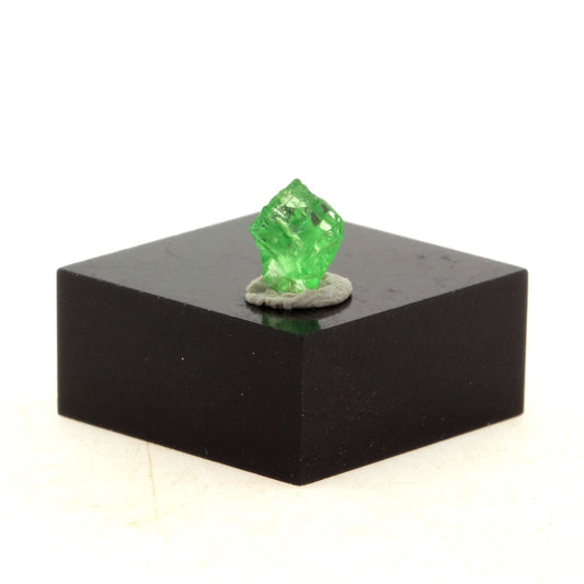 Grenat Tsavorite. 0.64 carats. Merelani Hills, Lelatema Mts, Tanzanie