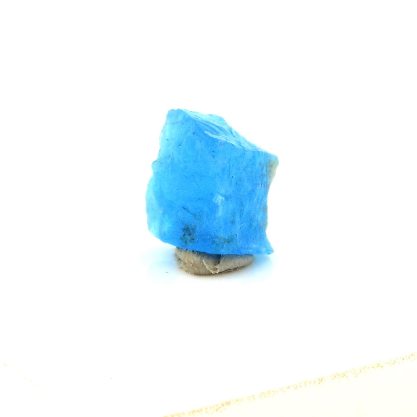 Apatite bleu neon. 1.72 carats. Betroka, Anosy, Madagascar