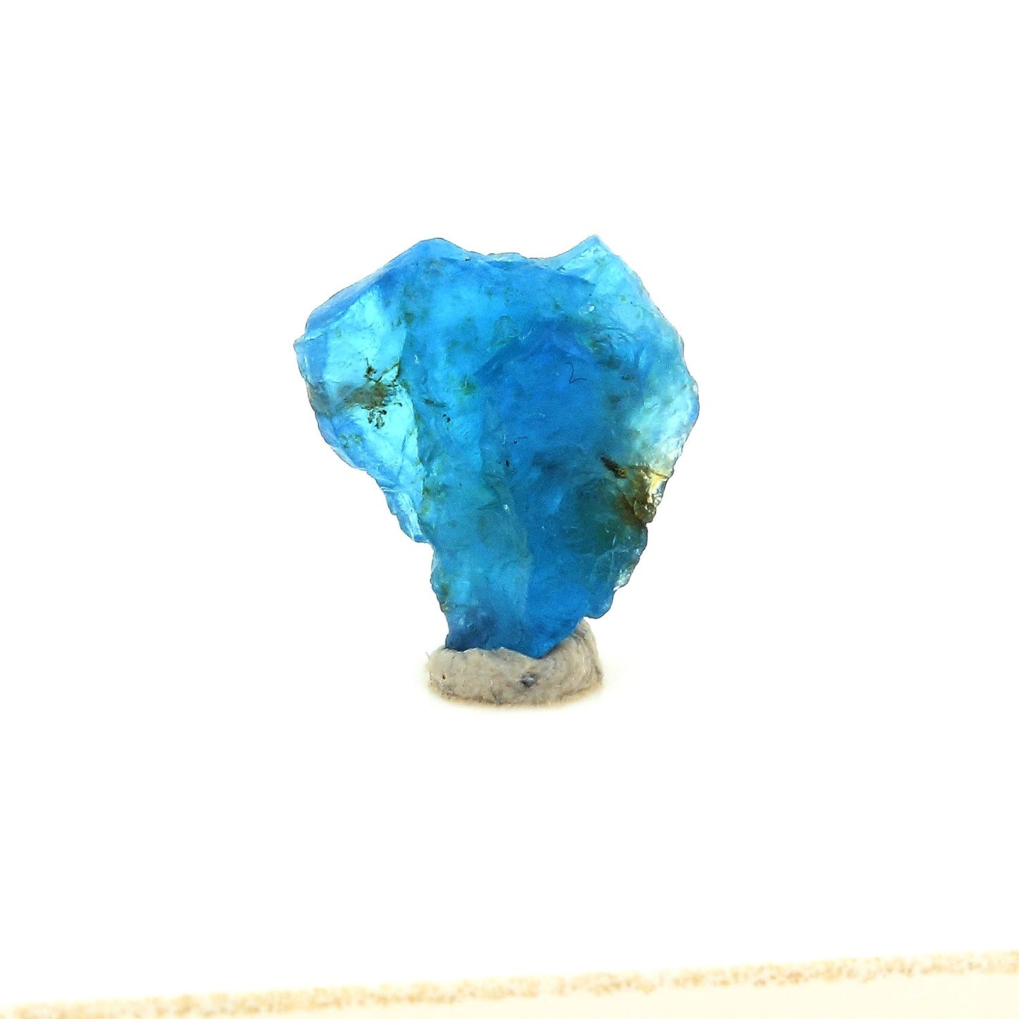 Apatite bleu neon. 1.65 carats. Betroka, Anosy, Madagascar