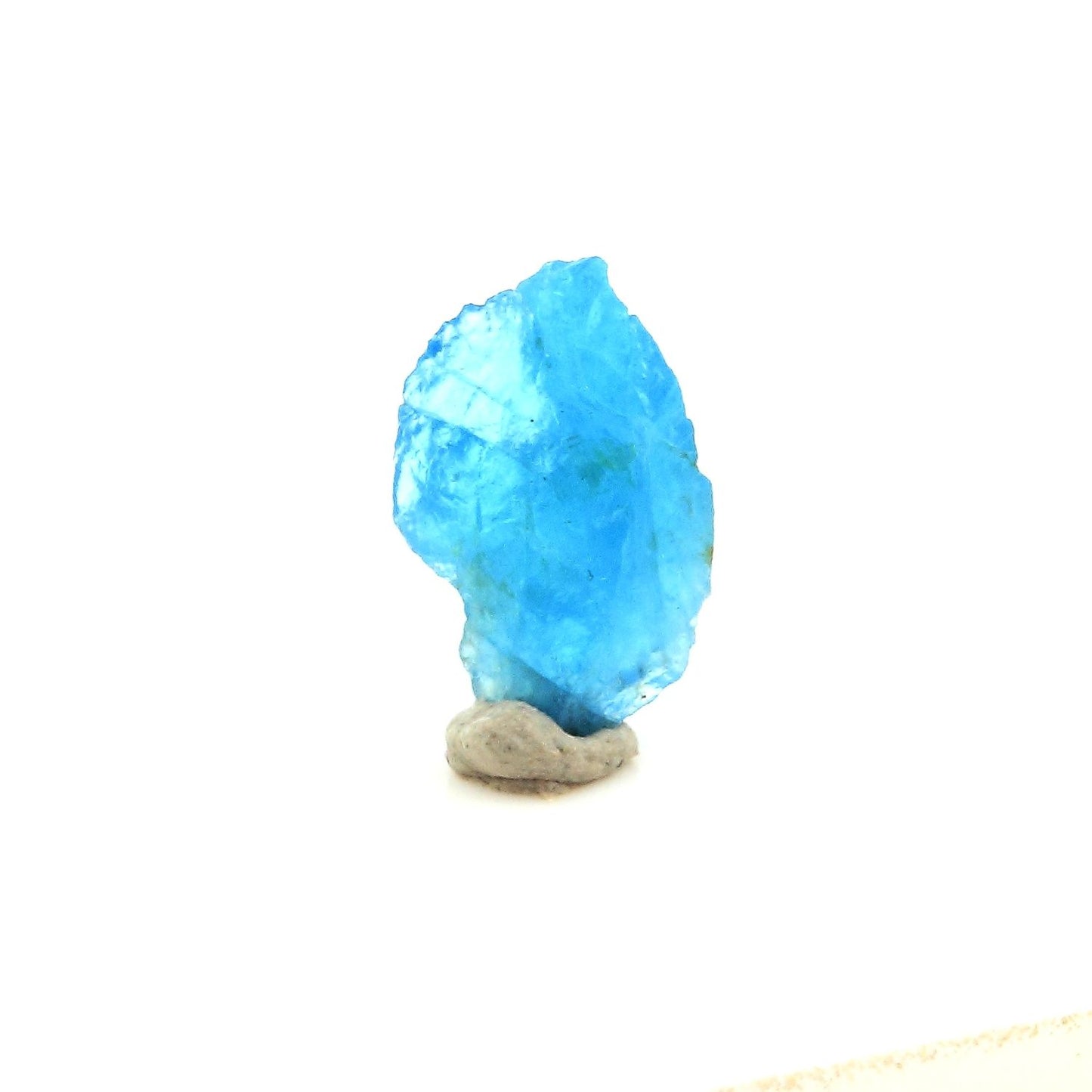 Apatite bleu neon. 0.77 carats. Betroka, Anosy, Madagascar